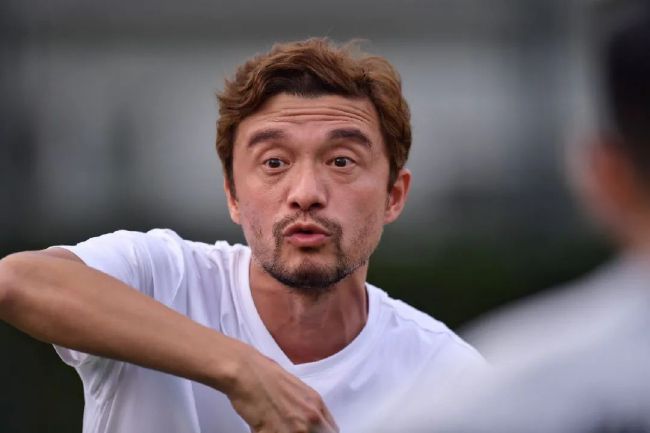 方才成年的Yoyo（蔡卓妍饰）有浩繁的寻求者，所以老是布满自傲，感觉本身魅力不凡。她应怙恃的要求到英国跟指腹为婚的张十三（郑伊健饰）结婚。两人对这类荒诞的工作深感腻烦，却又没法背背尊长的意思，因而两人假扮成婚，一年后主动离婚。                                  张十三把外婆的祖传宝带到喷鼻港给Yoyo，Yoyo为了留下十三收取房租，便告知十三到本身就读的女校任教，可以有助他为本身的硕士命题搜集材料